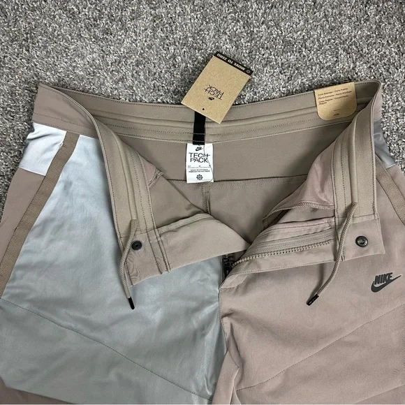 Nike Sportswear Tech Pack Mens Reflective Cargo Pants Size 34 Large DO4884-087 - Picture 13 of 15